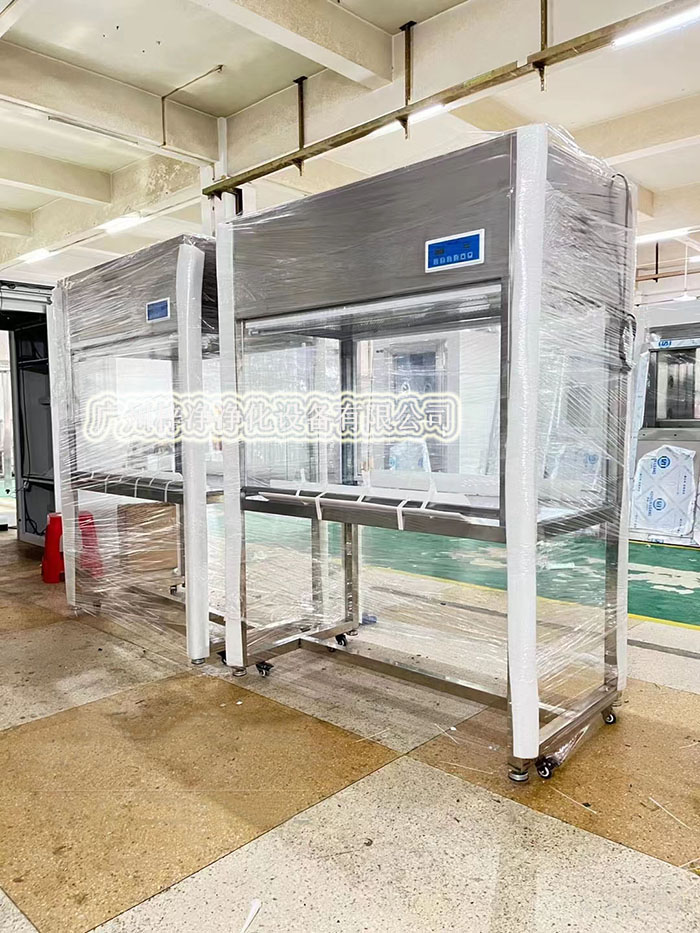 洁净工作台内部通过高效过滤器(HEPA)对空气进行过滤,能够有效去除空气中的尘埃、细菌、病毒等污染物。 洁净工作台空气质量的重要性的详细阐述