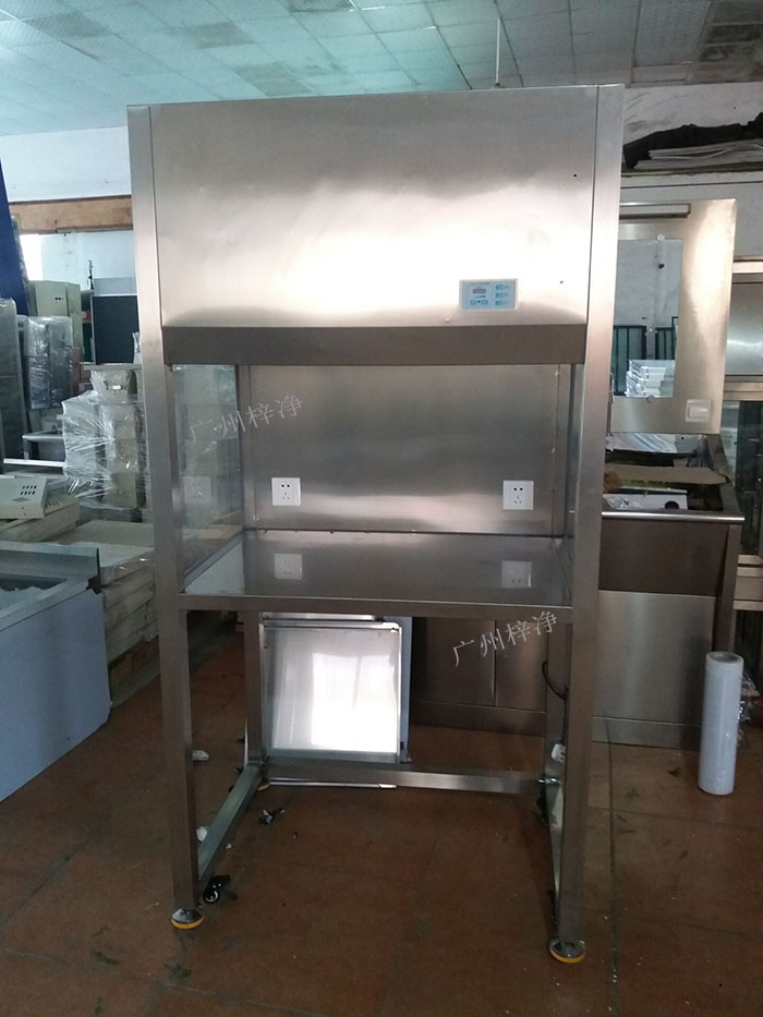 不锈钢洁净工作台采用的不锈钢材料具有耐腐蚀、强度高、易于清洁和维护等 不锈钢洁净工作台与冷轧钢板烤漆洁净工作台的区别