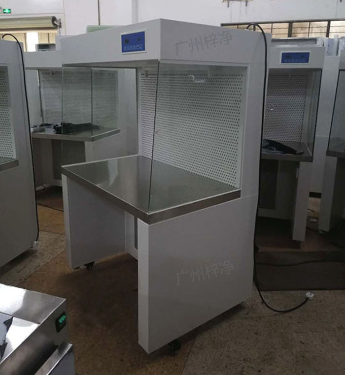 超净工作台(clean bench)是为了广泛应用于电子、光电、国防、精密仪器、仪表、生物制药、食品、医疗、硬盘制造、以及科研试验等领域对局部工作区域洁净度的需求而设计的。 超净工作台的进风口和出风口设计要求详细阐述