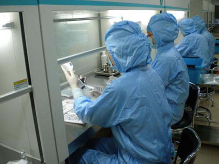 洁净工作台的尺寸越大,理论上适用的操作人数越多,但也要考虑工作内容的复杂程度。 洁净工作台适用人数进行探讨